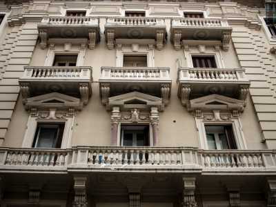 ...il portone � sormontato da grandi finestre, al di sopra delle quali corre un lungo balcone. Su quest�ultimo si affacciano tre porte finestre sovrastate da altrettanti timpani triangolari... 